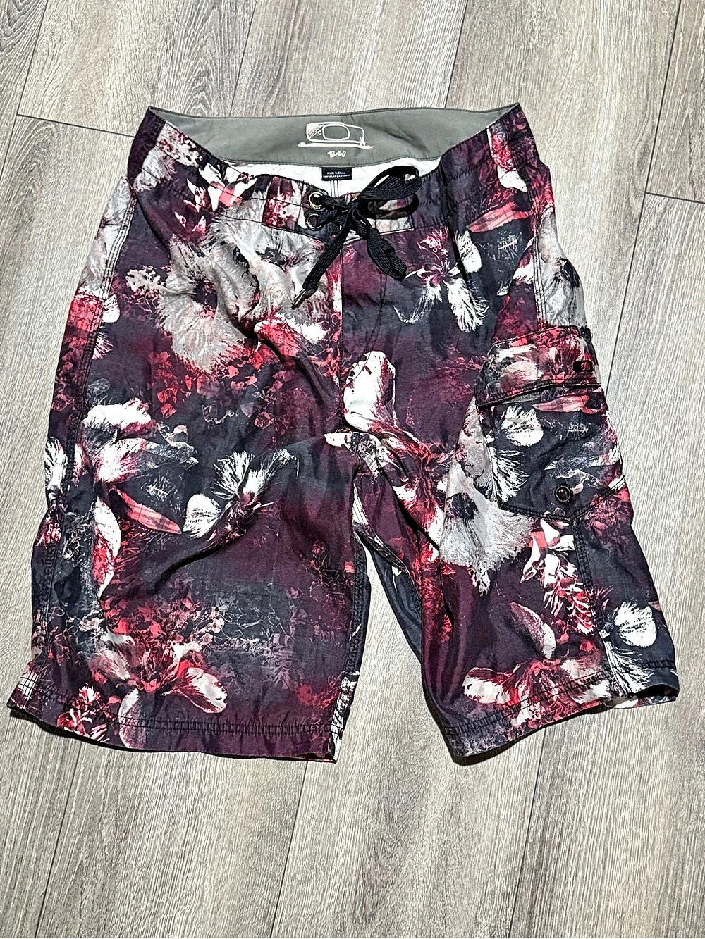 Oakley Men's Abstract Hybrid Shorts in Black & Red Like New